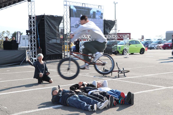 来場者を楽しませるコンテンツは、アバルトに限らない。さまざまなプロフェッショナルによるパフォーマンスが実施された。BMXによるパフォーマンスでは、なんと4人の上を飛び越えるという神業も披露。この障害物となっている人のひとりは、FCAジャパンのアランプレセさんだ！