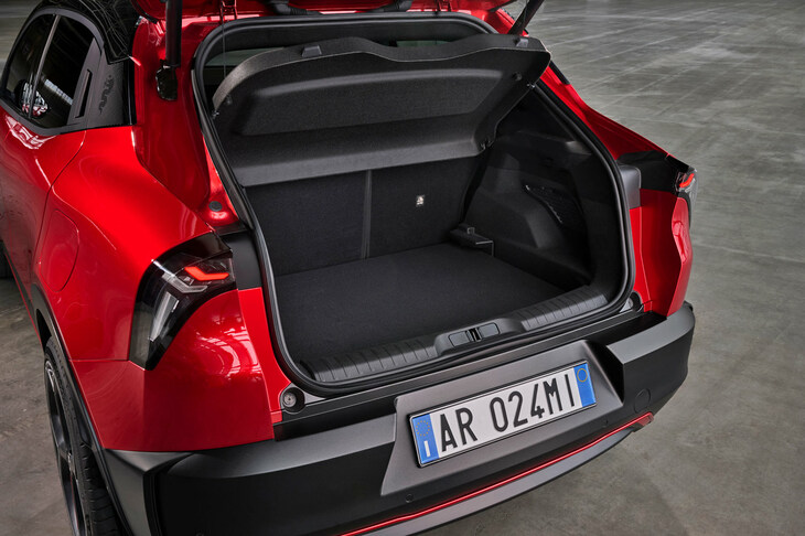 アルファ・ロメオ・ミラノ（ラゲッジスペース）