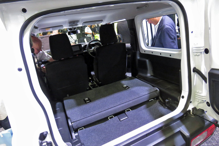 「ジムニーXG」のラゲッジルーム。XGではリアシート形状が他のグレードとは異なり、格納方法も分割可倒式ではなく一体可倒式となる。