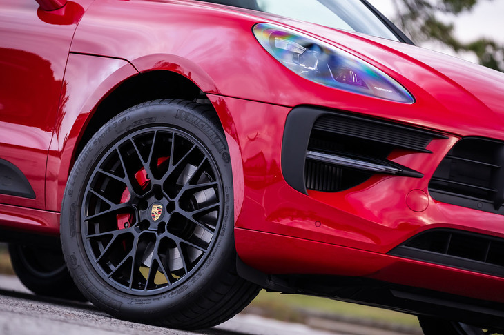 サテンブラック色の「20インチRS Spyderデザイン」ホイールを標準装備。試乗車は前265/45R20 、後ろ295/40R20サイズの「ミシュラン・ラティチュードスポーツ3」タイヤを組み合わせていた。