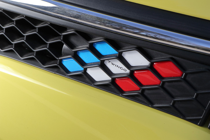 テスト車に装着されていた「フロントグリルバッジセット」は5940円のオプション装備である。