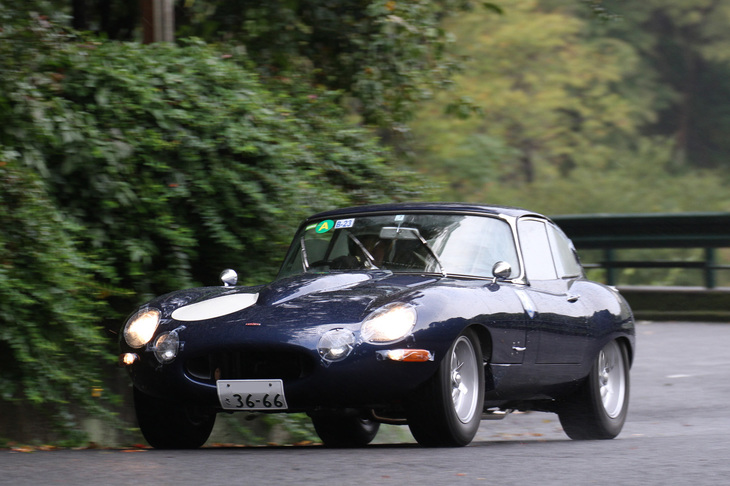 前後バンパーを外し、補助灯をノーズに埋め込むなどしてコンペティションムードたっぷりの1962年「ジャガーEタイプSr1 FHC」。