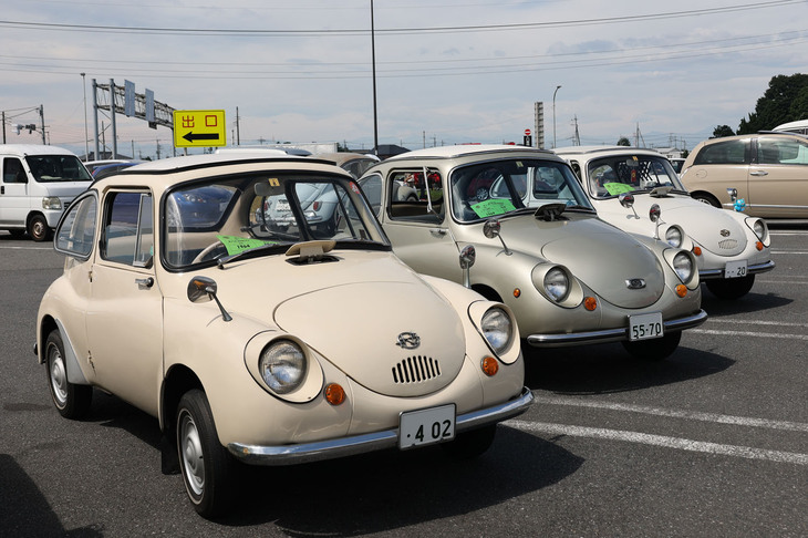 3台並んだ、地元太田産の「スバル360」。手前から1964年「スタンダード」、専用のメタリック塗装が施された1969年「スーパーデラックス」、1967年「デラックス」。