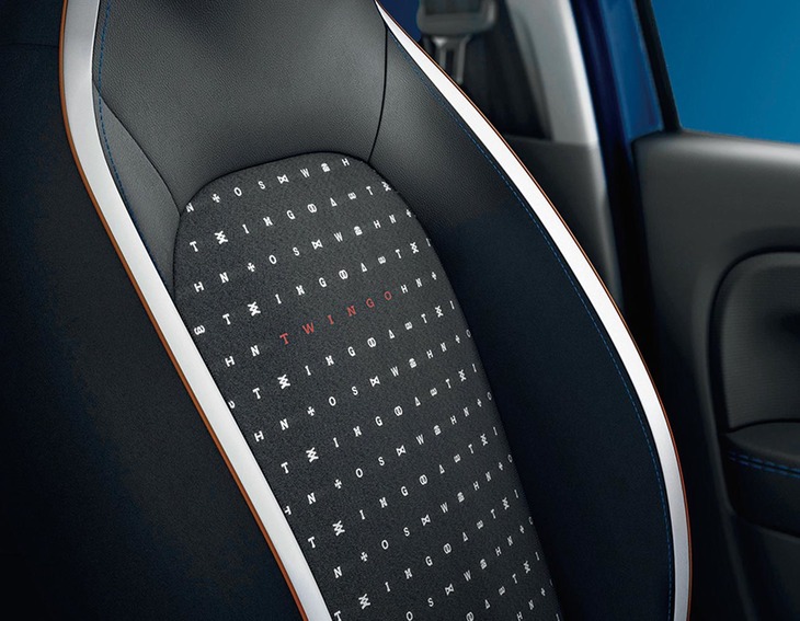 特徴的な表皮で仕立てられた、「トゥインゴ シグネチャー」専用シート。