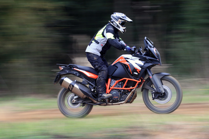 250mmの最低地上高を確保するなど、より悪路走破性能を重視した「1290スーパーアドベンチャーR」。サスペンションは前がφ48mmの倒立フォーク、後ろがプログレッシブダンピング機構付きモノショックの組み合わせで、ストローク量はともに220mmとなっている。