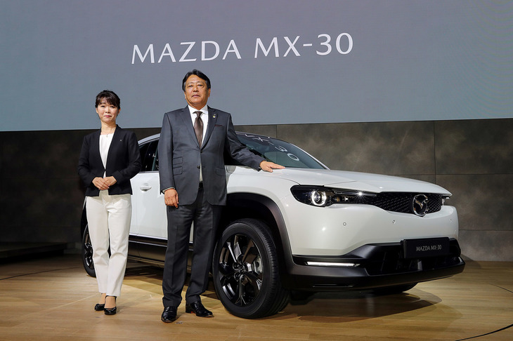 第46回東京モーターショーのプレスカンファレンスの檀上に立ったマツダ代表取締役社長兼CEOの丸本 明氏（右）と、「MX-30」開発主査の竹内都美子氏（左）。