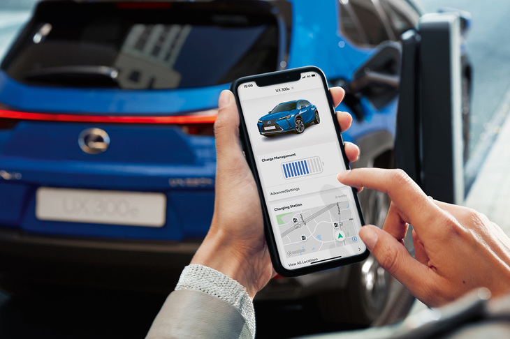 専用アプリによりスマートフォンとも連携。バッテリー残量や走行可能距離表示なども手元で確認できる。