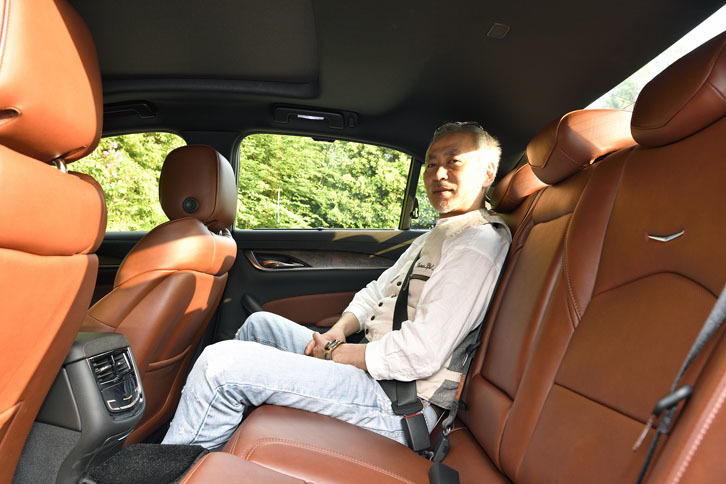 太田さんの作品ではクルマの外観が描かれることが多いが、内装を表現することもある。「やはり紙もゴージャスなものを選びます。選びがいがありますよ」と太田さん。