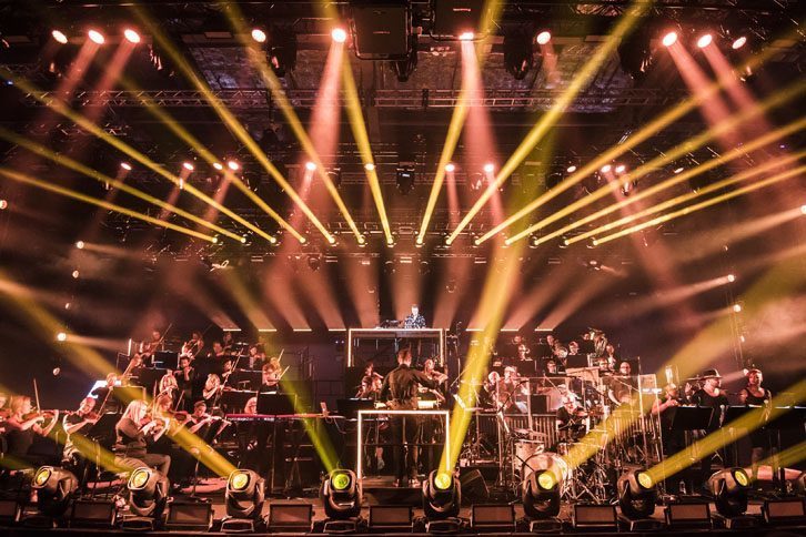 オーケストラによる演奏が会場を包み込む。