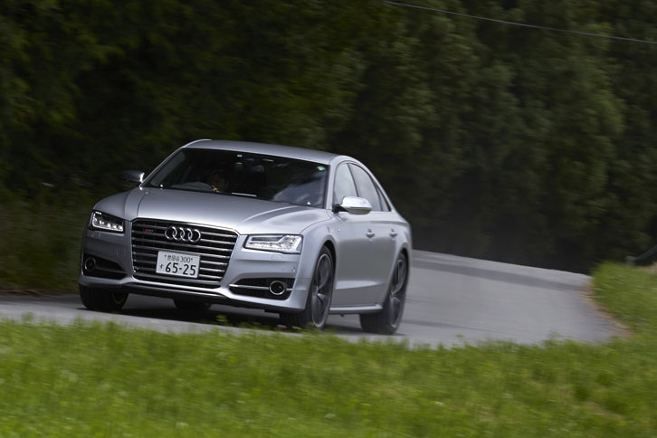 「S8プラス」は、走行状態に応じて最適なトルクを左右後輪に配分する「リアスポーツデファレンシャル」を搭載。これにより、コーナリング中の加速性能や回頭性が高められる。