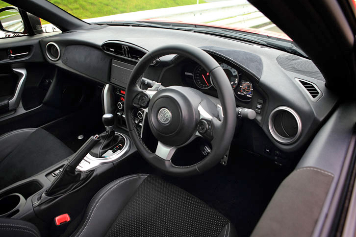 
	「GT“リミテッド”」のコックピット。メーターバイザーやドアパネルの表面には、外光の反射を抑える効果のある、合成皮革「グランリュクス」が添えられる。
	