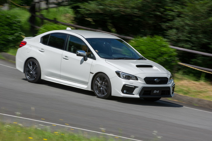 試乗コースを走る「WRX S4 2.0GT-S EyeSight」。サスペンションチューニングの見直しと電動パワーステアリングの改良を通し、運動性能と快適性の向上が図られている。