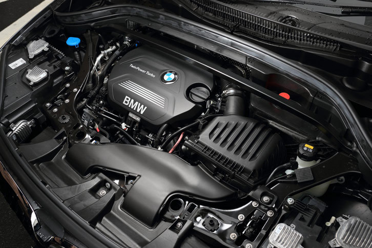 「xDrive18d」に搭載される2リッター直4ディーゼルエンジン。可変ジオメトリーターボチャージャーの搭載により、150psの最高出力と33.7kgmの最大トルクを発生する。