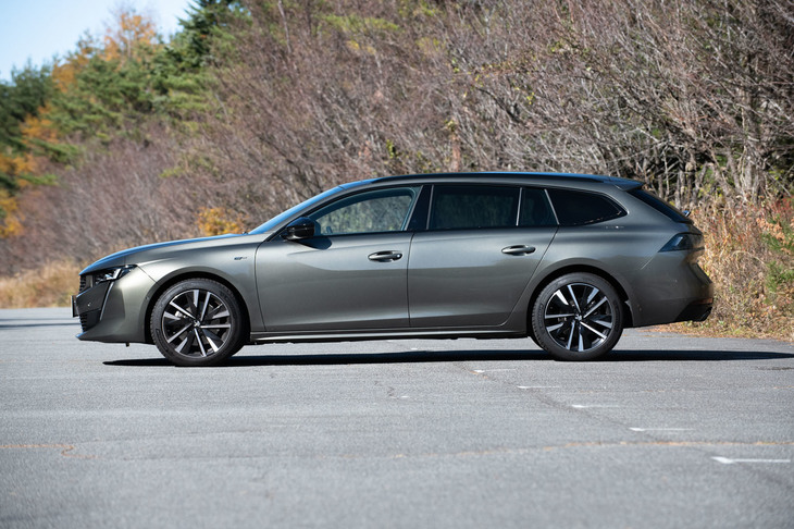 「508SW」のボディーサイズは全長×全幅×全高＝4790×1860×1420mm、ホイールベースは2800mm。ファストバックの「508」と比べると、リアオーバーハングが延びたぶんだけ全長が40mm長くなっている。