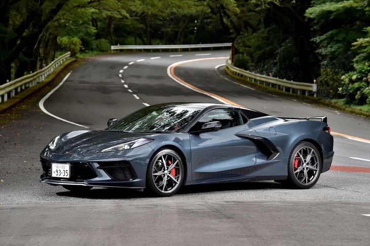 【シボレー・コルベット コンバーチブルのスペック】
	ボディーサイズ：全長×全幅×全高＝4630×1940×1220mm／ホイールベース：2725mm／車重：1700kg／駆動方式：MR／エンジン：6.2リッターV8 OHV 16バルブ／トランスミッション：8段AT／最高出力：502PS（369kW）/6450rpm／最大トルク：637N・m（65.0kgf・m）/5150rpm／タイヤ：（前）245/35ZR19 89Y／（後）305/30ZR20 99Y（ミシュラン・パイロットスポーツ4 S）／燃費：シティー＝16mpg（約6.8km/リッター）、ハイウェイ＝24mpg（約10.2km/リッター）（米国EPA値）／価格：1550万円
	
	【取材時の燃費データ】
	テスト距離：261.9km（市街地1：高速道路7：山岳路2）／使用燃料：39.9リッター（ハイオクガソリン）／参考燃費：6.6km/リッター（満タン法）／7.5km/リッター（車載燃費計計測値）