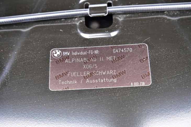 ボンネットを開けた際に確認できるステッカーには、BMW AGの製造番号と外装色及び内装色が記されている。これは、製造された車体と、外装、内装がBMW AGで仕上げられたことを証明している。