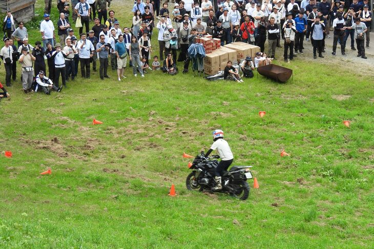 観衆を前に、180°のターンに臨む。それにしても、すごい数の観客だ。