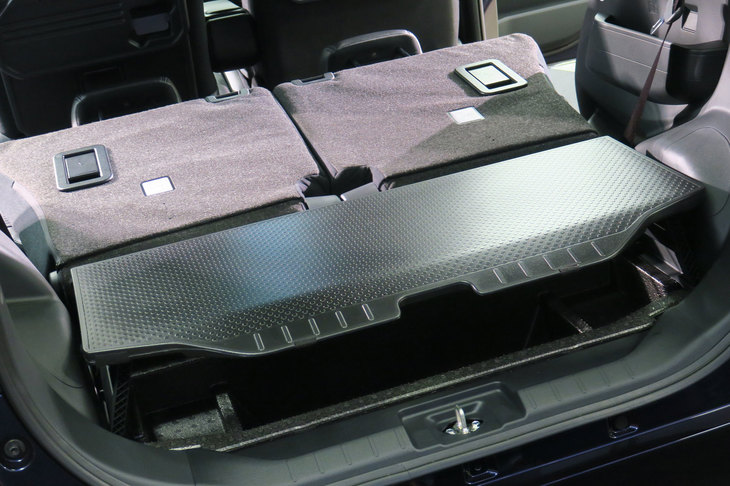 荷室まわりでは「上下2段調節式デッキボード」の採用もトピック。操作も容易となっており、「ウェイク」では低床化する際、4本の足を個別にたたまなければならなかったが、「タント」では左側2本、右側2本がセットになっており、2度の手間で足をたためるようになった。