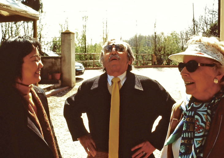 春のうららかな太陽の下、筆者の女房と会話を楽しむリラックスしたオプロン夫妻。