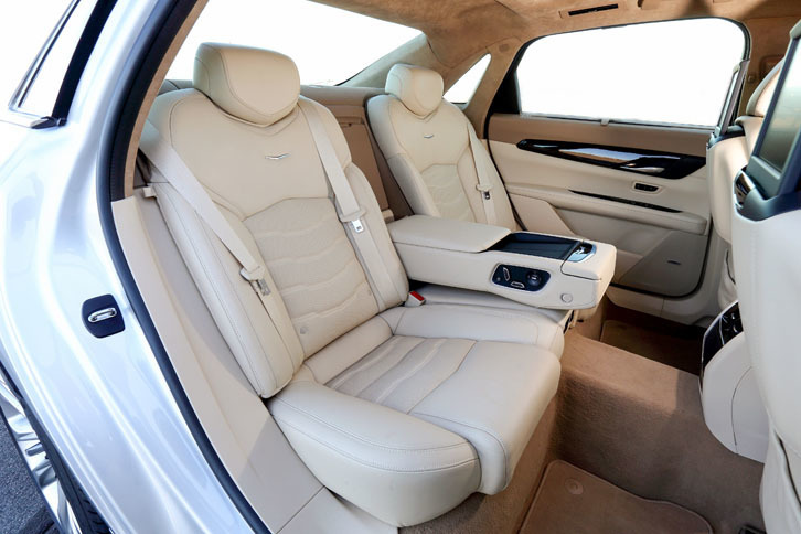 「CT6プラチナム」は、リアシートも8ウェイの電動調整が可能。前席と同様、マッサージ機能、シートヒーター、ベンチレーテッド機能が備わる。