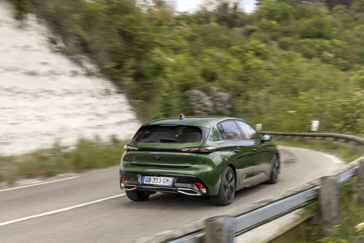 「308 GTハイブリッド」で特筆すべきは、その乗り心地のよさだ。これには、高剛性ボディーとよく動く足に加えて、1660kgという重めの車重も貢献しているものと思われる。