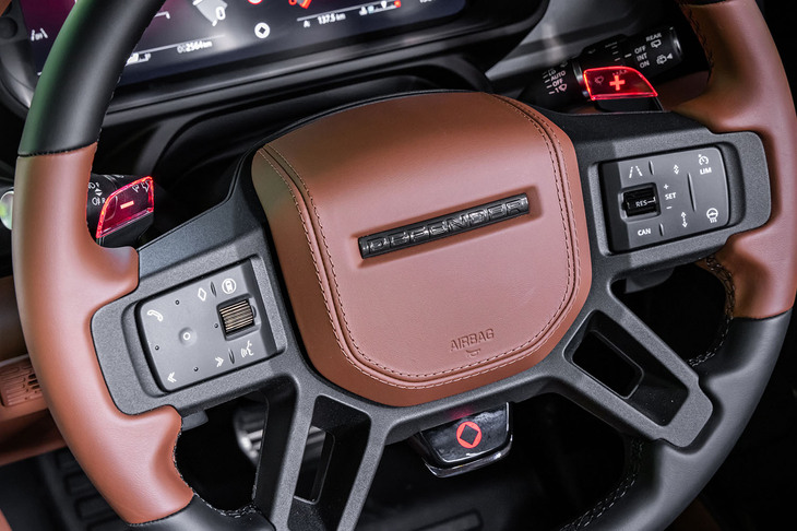 ステアリングホイールには、透明なシグネチャーロゴボタンと、上部が透明となるシフトパドルが備わる。ロゴボタンを長押しすることで、オフロード走行時の性能を最大化する「OCTA」モードが起動する。