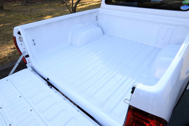 荷物の固定などに4つのフックが付いたデッキは、サビや腐食に強い亜鉛メッキ鋼板を採用している。最大積載量は500kg。開口部の幅は1380mm、最大床面長は1565mmとなる。