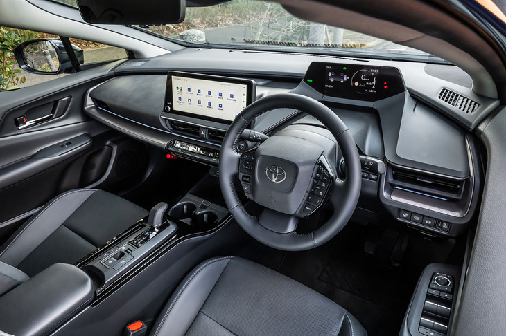 インテリアのデザインコンセプトは「アイランドアーキテクチャー」。水平基調のシンプルなダッシュボード上に液晶画面が並ぶ様子は、トヨタの電気自動車「bZ4X」にも似ている。「Z」グレードのダッシュボード中央に位置するセンターディスプレイの画面サイズは12.3インチ。充電用USB端子（Type-C）がセンターコンソール前部に1口、コンソールボックス内に2口備わる。