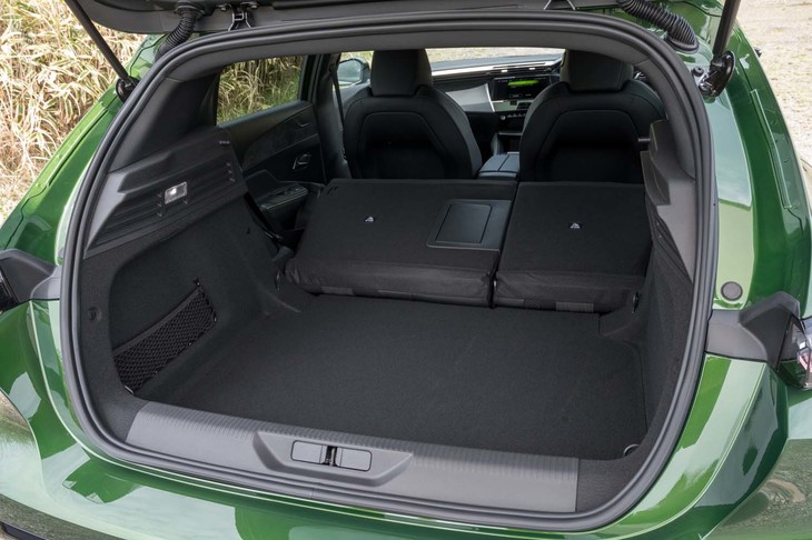 荷室容量は412～1323リッター。後席の背もたれは40：60分割で前に倒せるが、床面が荷室とフラットにはならない。