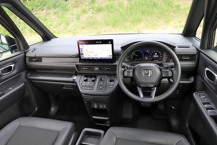 インストゥルメントパネルは文字どおりの“水平基調”。フラットなダッシュボードに加え、ピラーの形状も工夫されており、視界は先代モデルよりさらによいものとなった。