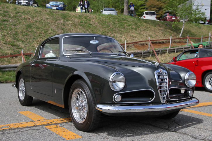 特別展示車である1953年「1900CSピニンファリーナ」。かつては今日のフェラーリのような高級スポーツカー専門メーカーだったが、戦後量産メーカーに転換したアルファ初の量産モデルが「1900ベルリーナ」。それを短縮したシャシーにさまざまなカロッツェリアがスペシャルボディーを架装したが、この個体はピニンファリーナによる優雅なクーペ。