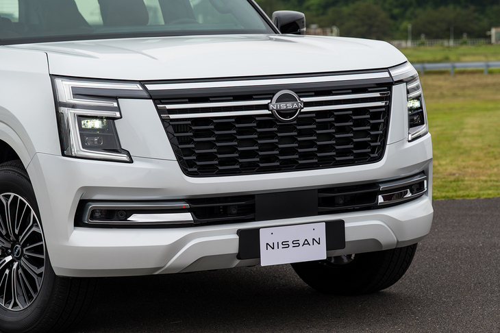 もはや「V」らしさはどこにもないが、フロントまわりは日産独自のデザインコンセプト「Vモーション」の最新進化系とされている。ボンネットの高さは成人男性の胸くらいにまで達する。