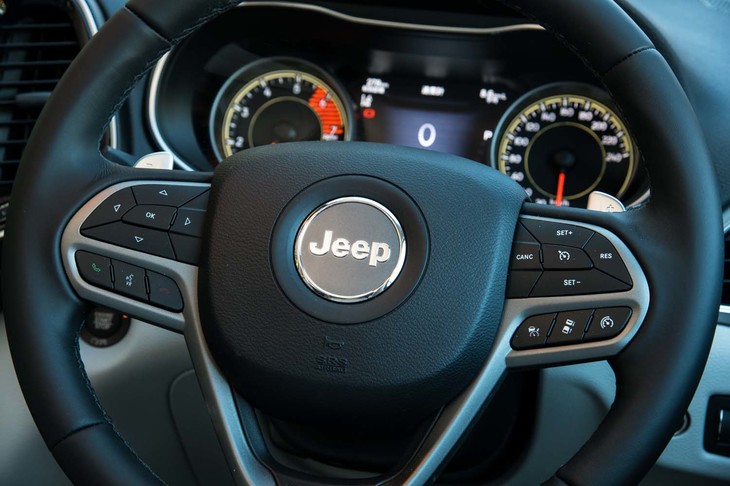 右側のステアリングスポークにはアダプティブクルーズコントロールとクルーズコントロールの操作スイッチがそれぞれレイアウトされている。