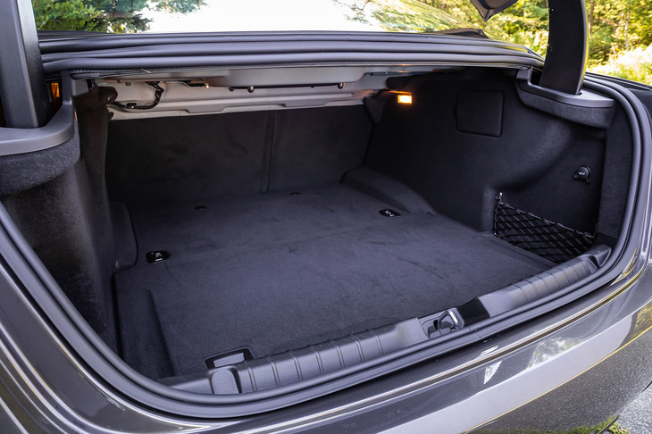 「ギブリ ハイブリッド グランスポーツ」の荷室容量は、5人乗車の通常使用時で500リッター。今回の試乗車に装備されていた「キックセンサー付き電動トランク」は、オプションの「ツーリングパッケージ」に含まれるアイテム。