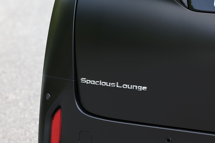 「スペーシャスラウンジ」は、「アルファード」の最上級グレード「エグゼクティブラウンジ」をベースとするカスタマイズモデルで、持ち込み登録車となる。ハイブリッド車とプラグインハイブリッド車をラインナップし、今回は車両本体価格が1480万円の後者に試乗した。