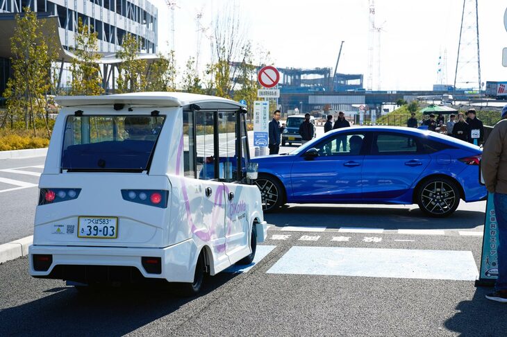 「ホンダCIマイクロモビリティ」の自動走行に関しては、地図データなどに頼らない「地図レス協調運転技術」を用いている点も特徴だ。