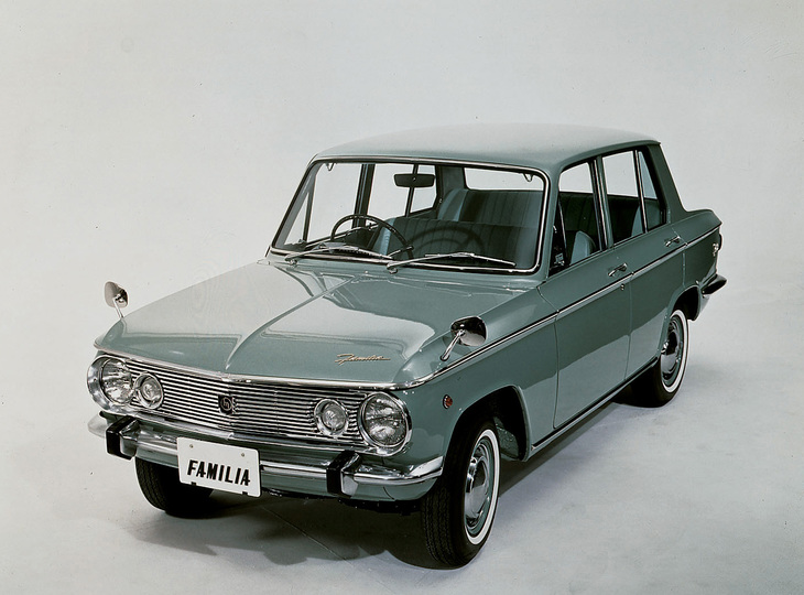 1964年10月に登場した「ファミリア セダン」。当初は4ドアセダンの「デラックス／スタンダード」のみで、翌11月に2ドアセダンのスタンダードと「スペシャル」（最廉価グレード）を追加。1965年には2ドアセダンのデラックスや、高性能版の「S」が4ドア、2ドア双方に加えられた。