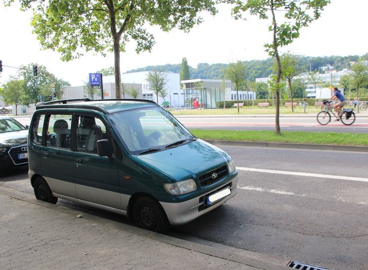 楽器を練習する音が聴こえる劇場横で。「ダイハツ・ムーヴ」。