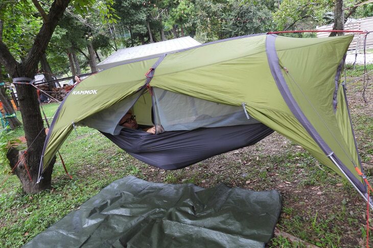 こちらは米カモックのハンモックテント「サンダ2.0」。ハンモックにもテントにもなる優れものだ。