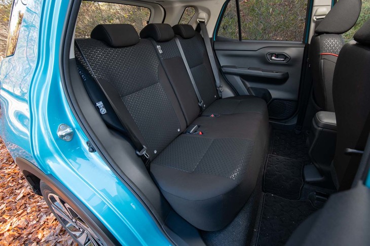 リアシートの足元空間はご覧のとおりの広さ。背もたれには2段階の角度調整機構が備わる。