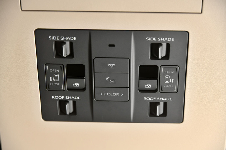 2列目頭上のオーバーヘッドコンソール。スライドドアやウィンドウ、ルーフおよびウィンドウシェードの開閉ができる。