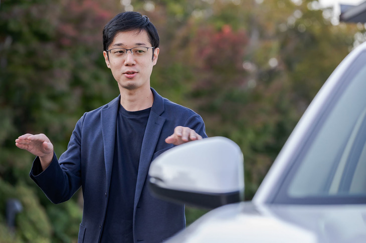 「カーブや交差点を曲がるときに死角が少なく、思ったとおりのラインで安全に曲がっていけるよう視界をケアし、後方も見やすくしています」と語った伊藤さん。視線移動が楽で、挙動変化もつかみやすいので爽快な運転に寄与するという。