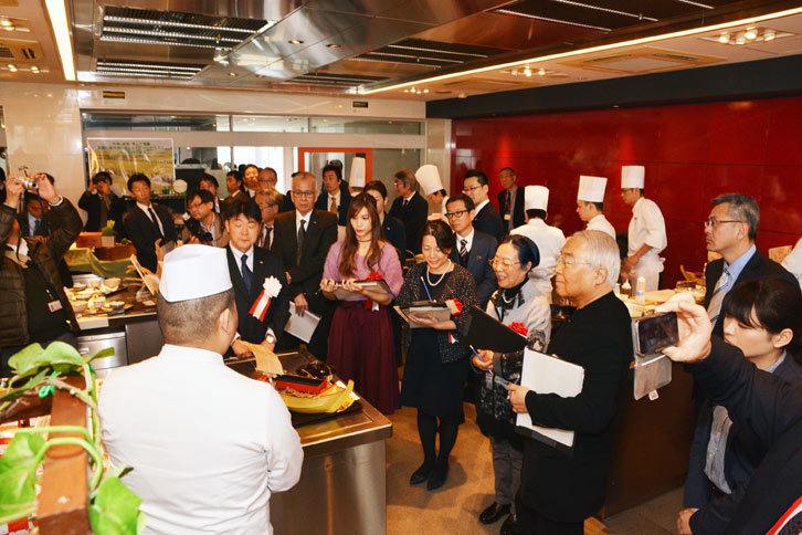 各SAの料理担当者から、メニューの説明を受ける審査員たち。