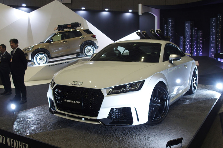 「ダンロップ・シンクロウェザー」を装着した「アウディTT RSクーペ ダンロップカスタム」。