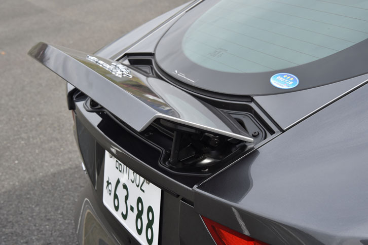 最大120kgのダウンフォースを生み出す、リアスポイラー。速度に応じて自動的に立ち上がる。電動スイッチによる任意の操作も可能。