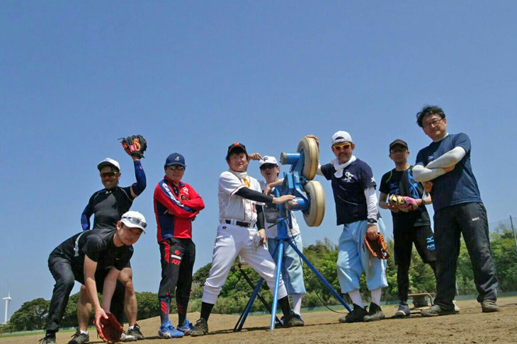 草野球チーム「東京フォッケウルフ」のメンバー。4月に行われた合宿にて。