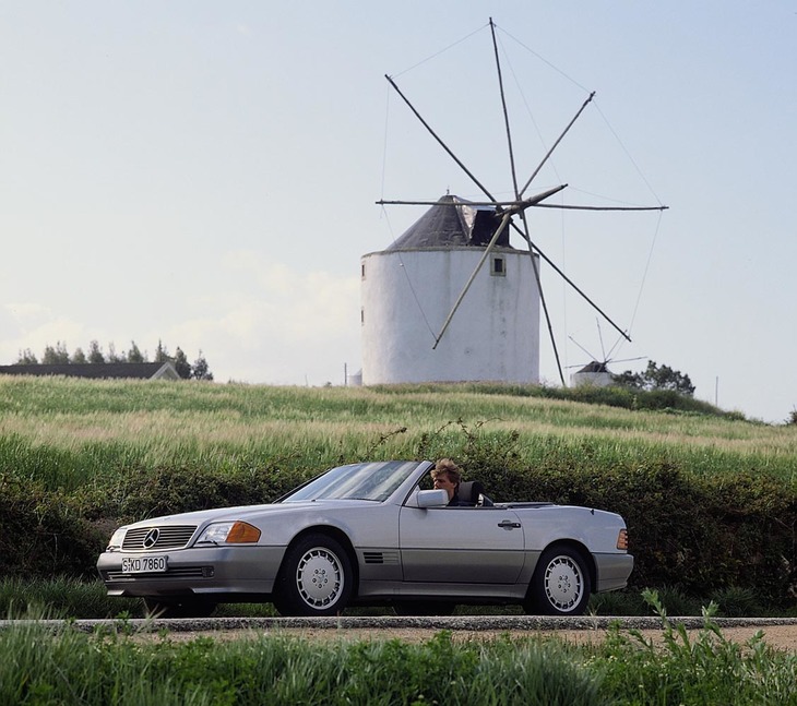 過去に登場したソフトトップ＝幌型ルーフの「SL」といえば、4代目のR129型にまでさかのぼる。2＋2のパッケージングもこの世代以来となる。