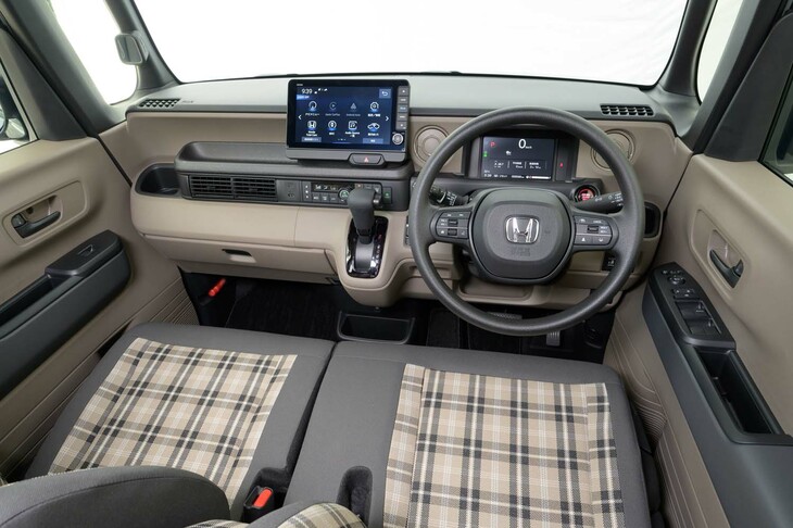 チェック柄のシート地が目を引くベージュのインテリア。「N-BOX」のLPLである諌山さんは、実はインテリア開発出身のエンジニアだ。「N-BOXジョイ」のこだわりの車内空間は、諫山さんが開発責任者だからこそ実現したのかもしれない。