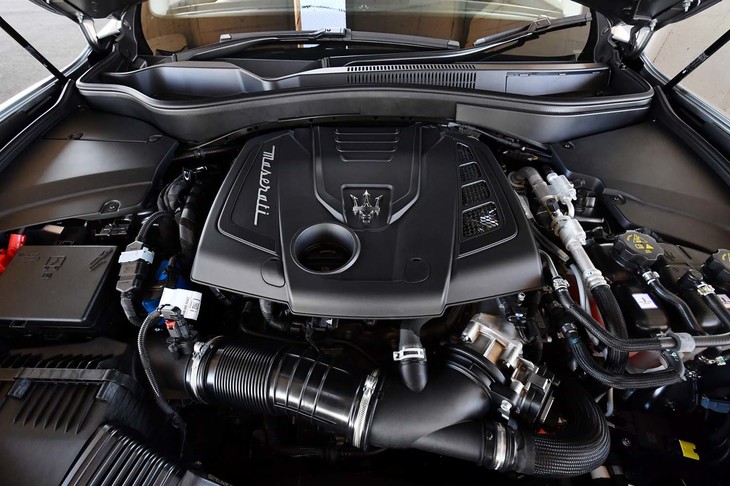 2リッターで最高出力330PSと、リッターあたり165PSのパフォーマンスを誇る「レヴァンテGT」。SOHCのガソリンターボエンジンにベルトスタータージェネレーターが組み合わされる。