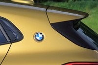 Cピラーに貼られたBMWエンブレム。「2000CS」といったBMWの往年のクーペモデルにならったものだという。